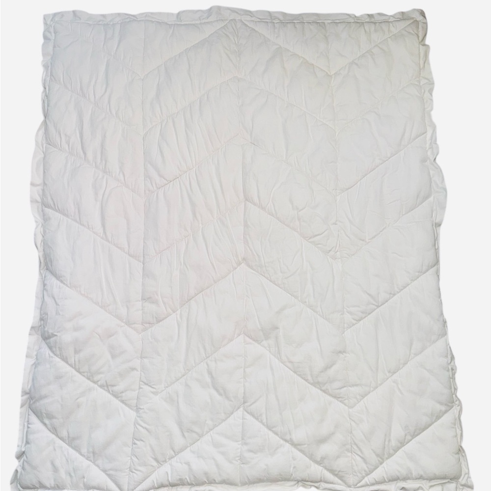 The Peanutshell Crib White Quilted Bedding